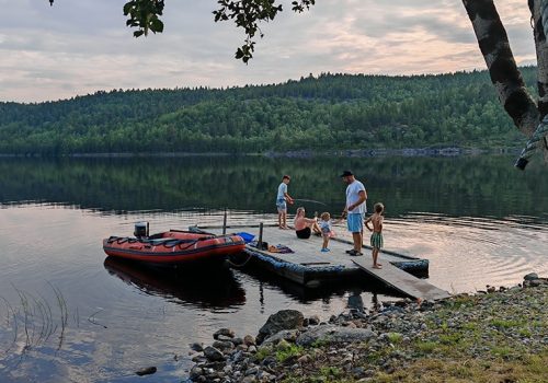Family on private pier Namdalen lodge - kirkenes tours