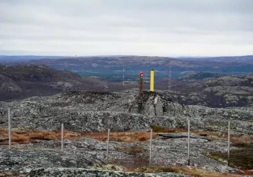 Grenzsteine entlang der norwegisch-russischen Grenze in einer felsigen Landschaft bei Kirkenes mit weiten Ausblicken über Sør Varanger