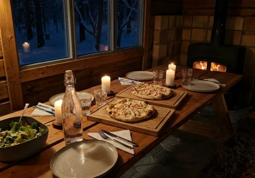 Pizza mit Königskrabben, serviert im Schein des Kerzens, am Holzofen im Namdalen Wilderness Lodge im Pasvik-Tal bei Kirkenes.