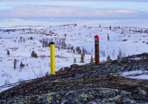 Grenzpfähle der norwegischen und russischen Grenze in der Nähe von Kirkenes
