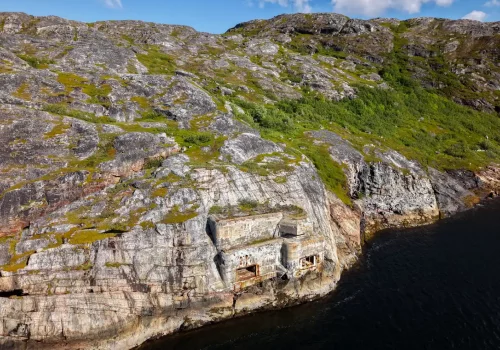 Eine im felsigen Küstenland bei Kirkenes in Nordnorwegen eingebaute WWII-Torpedobatterie.
